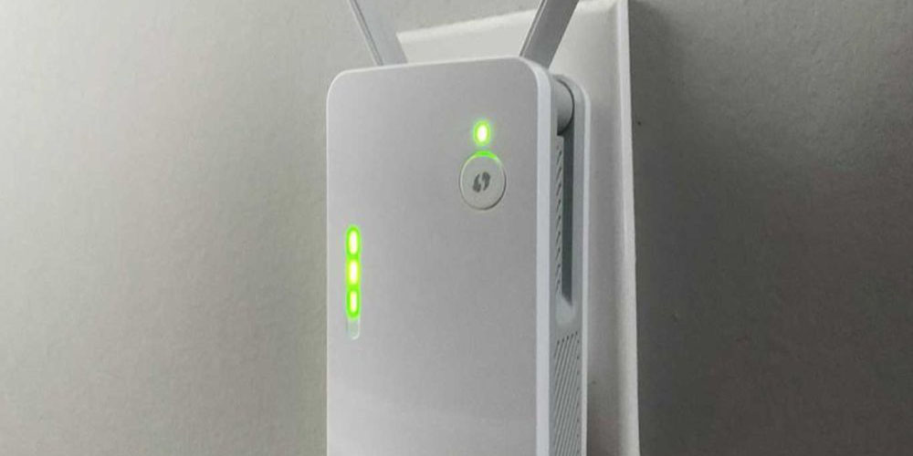 What is the difference between the access point and the Wi-Fi-range extender?